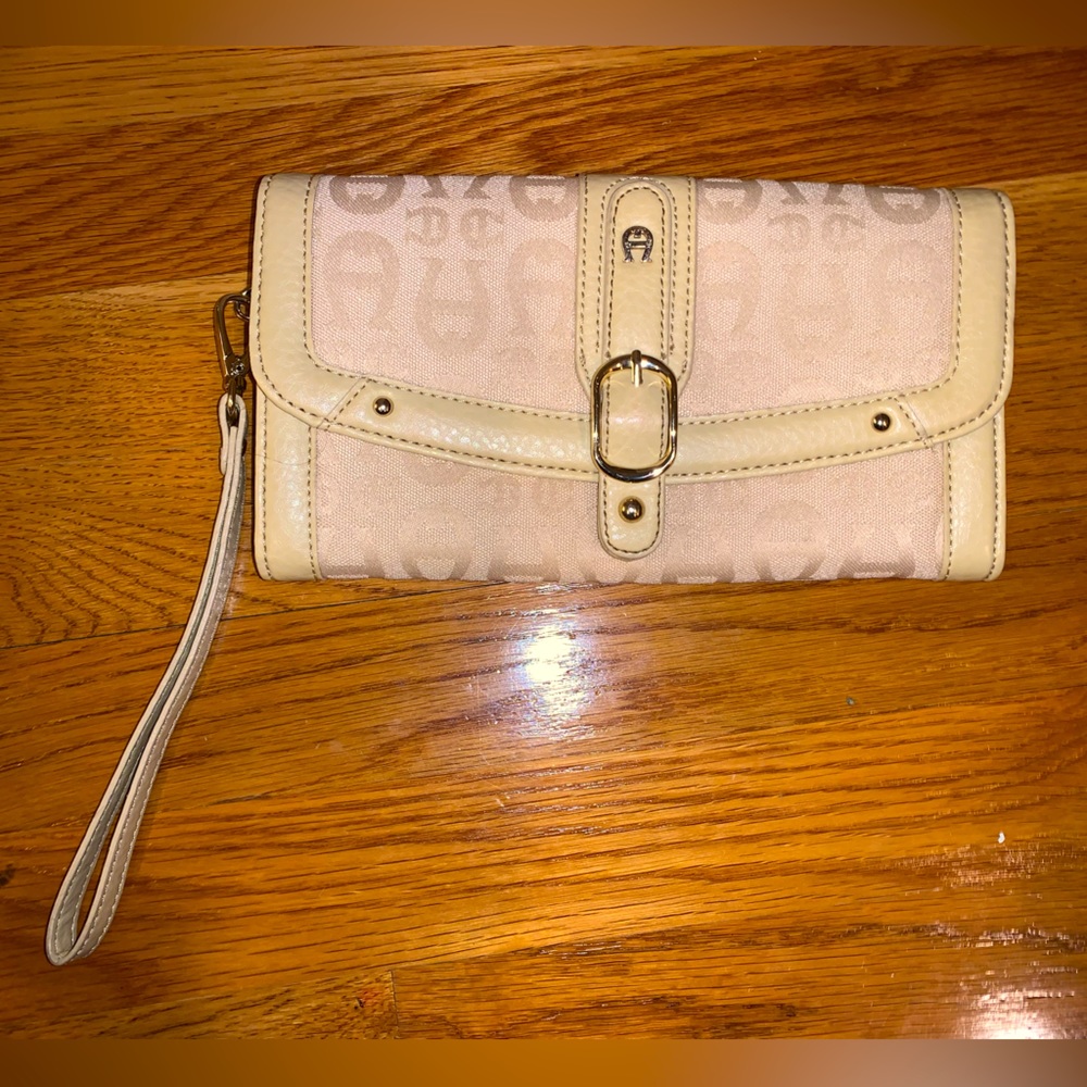 Classic Etienne Aigner convertible wristlet/clutch